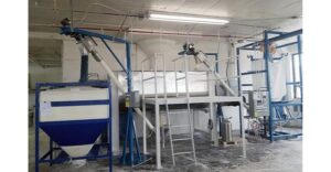 Flexible screw conveyor feeding powder to intermediate bulk container