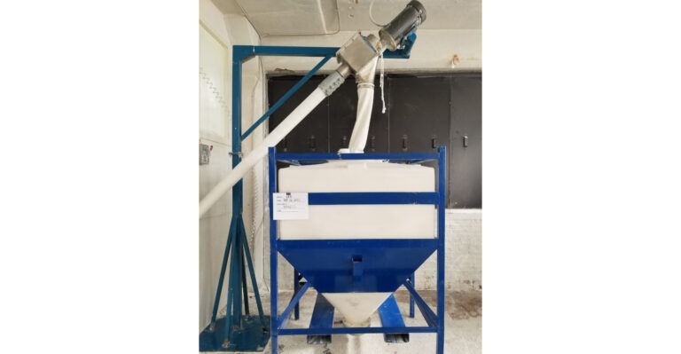 Flexible screw conveyor feeding powder into intermediate bulk container